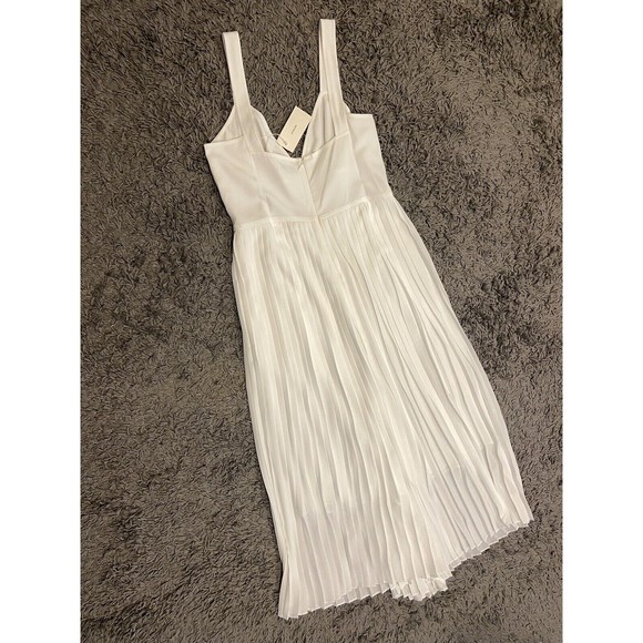 Vince. NEW Pleated Jumpsuit In Optic White V-Neck Sleeveless Size 8  $395.00 - Picture 16 of 16
